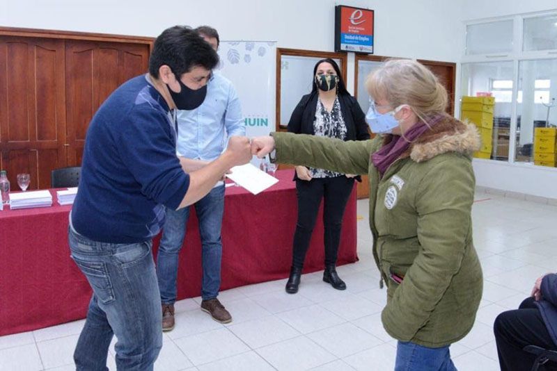  Trabajadores municipales y vecinos de Tolhuin recibieron la Tarjeta +U