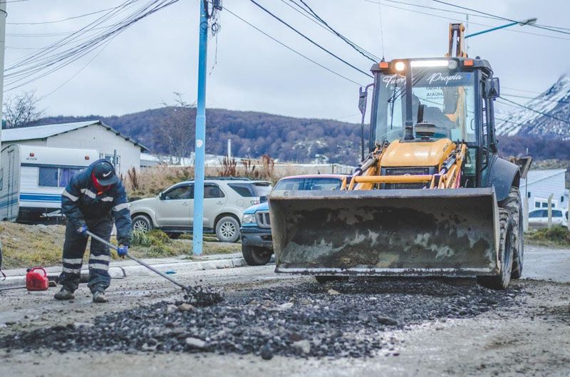  Cuadrillas municipales realizan arreglos en calles de Ushuaia 