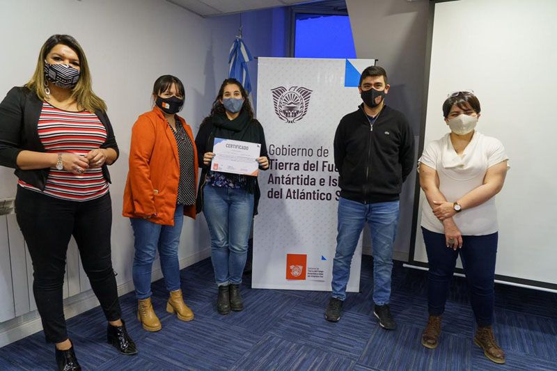 Funcionarios provinciales entregaron certificados del taller ‘¿Cuánto vale lo que hago?’