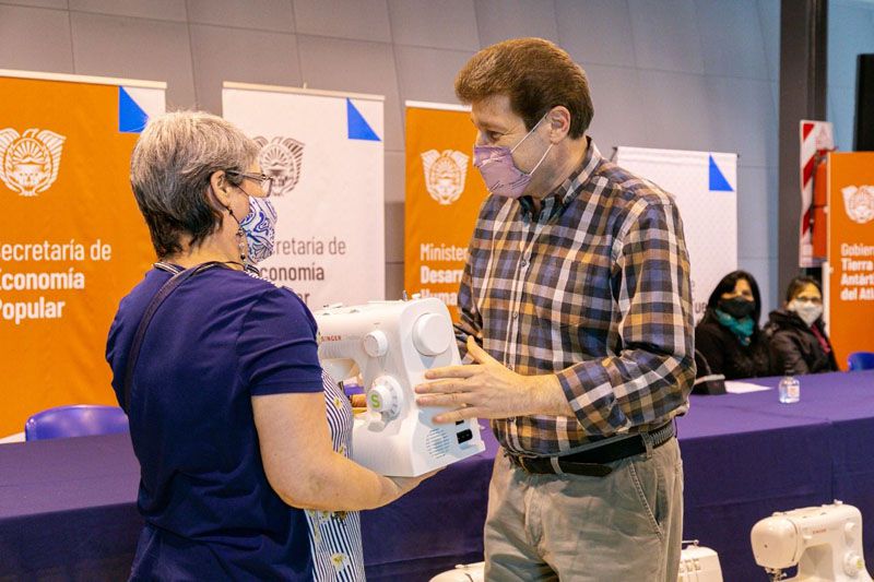 La Provincia entregó equipamiento a emprendedoras