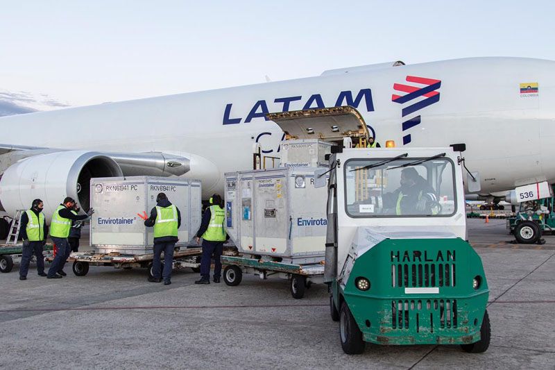 Llegaron al país otras 800 mil vacunas de AstraZeneca 