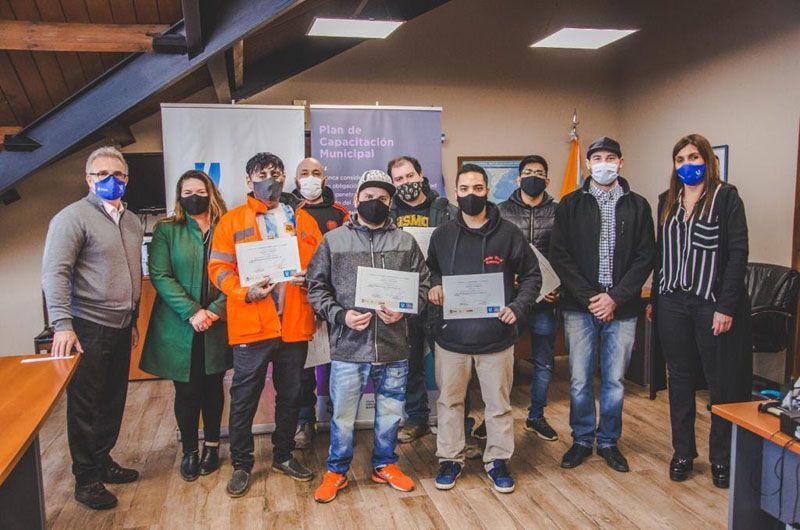 Entregaron certificados a municipales de Ushuaia que se capacitaron en el CENT N° 11