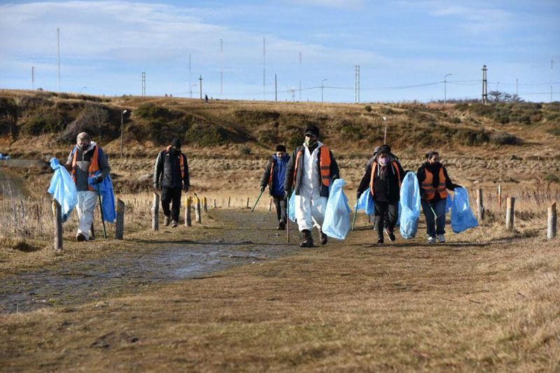 Personal municipal limpió la Reserva Natural Bahía Encerrada