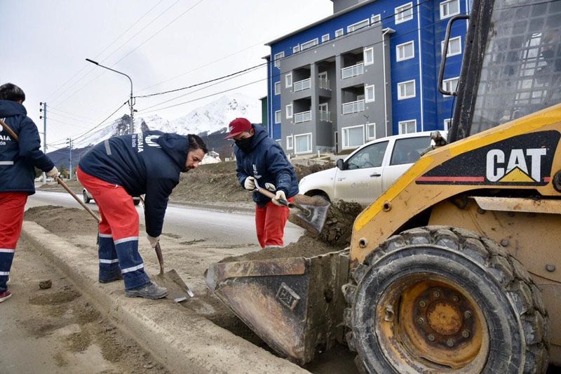 Medio Ambiente realizó trabajos de limpieza en avenida Hipólito Yrigoyen 