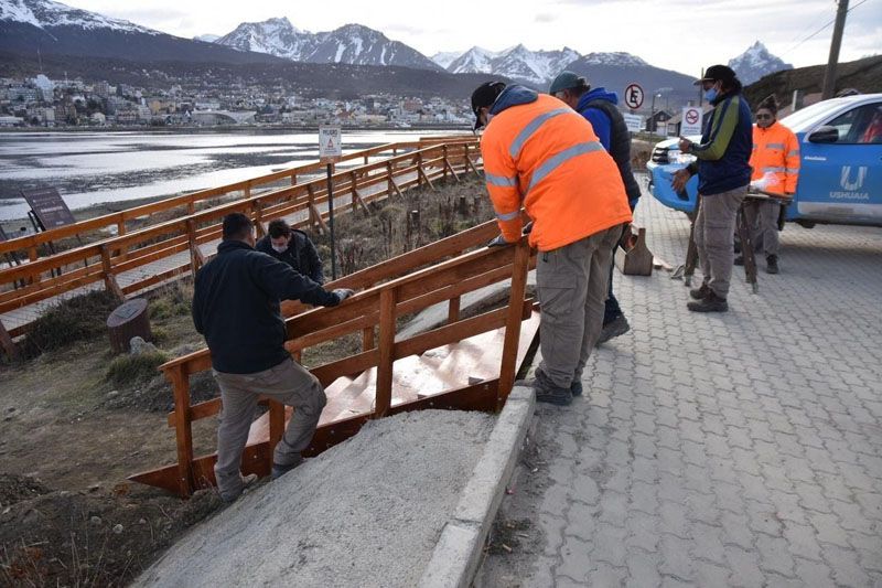 Personal municipal colocó escaleras en la Reserva Bahía Encerrada