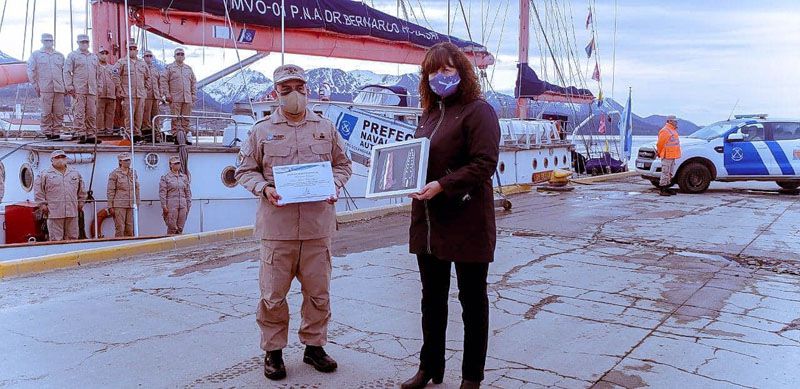 Mónica Urquiza saludó a la tripulación del motovelero "Dr. Bernardo Houssay"