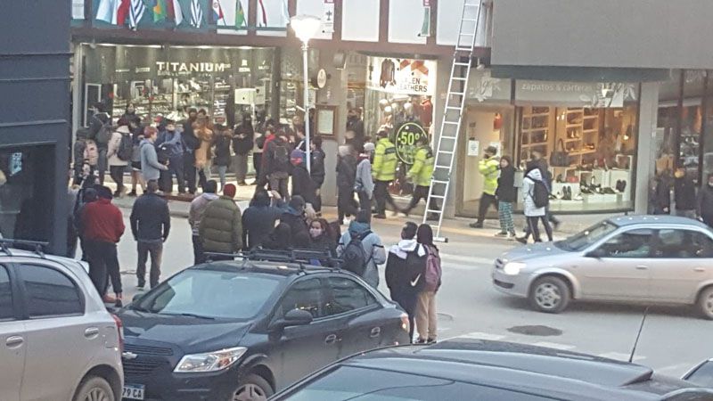 Policía herido y menores demorados