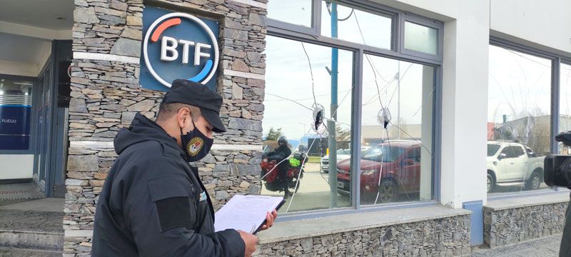 Un hombre destrozó a hachazos los vidrios del BTF