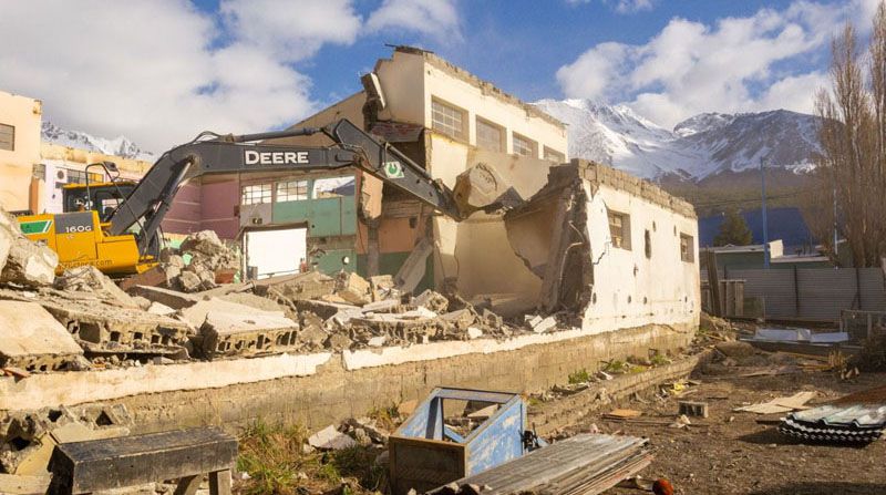 Demolieron el galpón de servicios generales para construir el centro de rehabilitación 