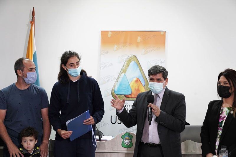 La joven atleta Renata Godoy recibió la distinción de Reconocimiento al Mérito