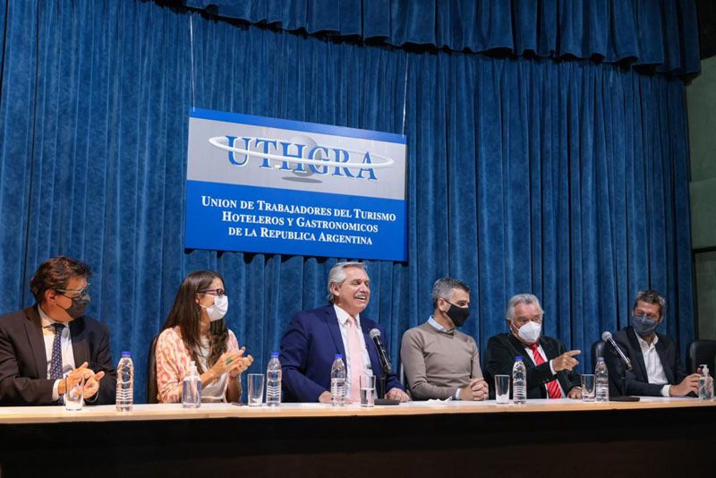 Alberto Fernández encabezó la firma de convenios con empresarios y sindicatos gastronómicos 