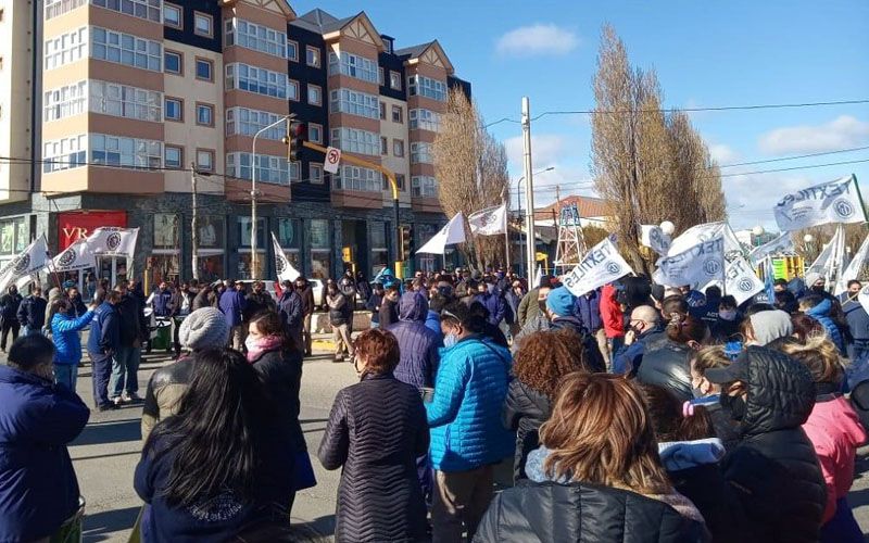 Trabajadores textiles coparon las calles de Río Grande