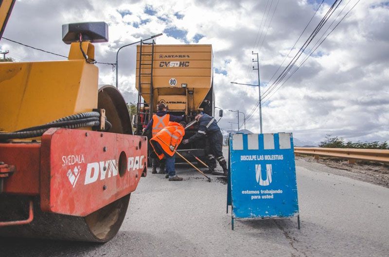 Personal municipal realizó bacheo en avenida Héroes de Malvinas
