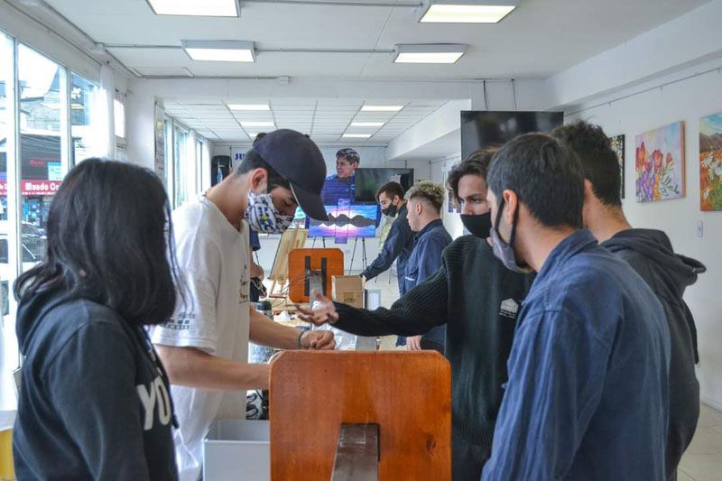 Hoy se colocará el segundo panel solar para recarga de celulares