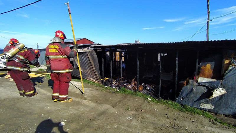 Incendio destruyó una vivienda y afectó a otra