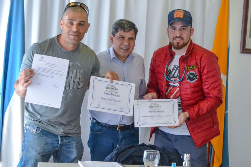 Pino entregó distinciones al Club de Mosca Deportiva Austral