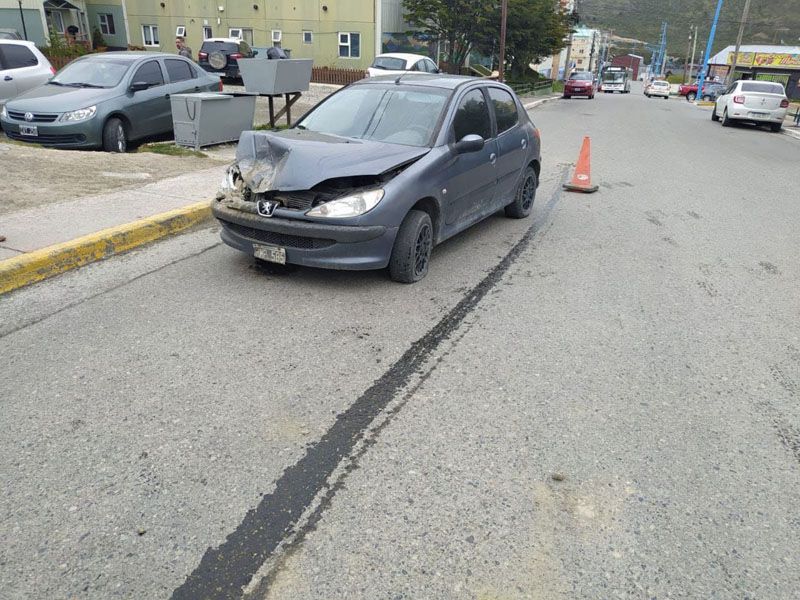 Conductora alcoholizada chocó contra un colectivo