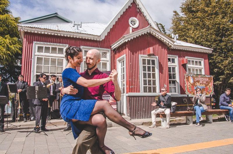 La Biblioteca Popular Sarmiento festejó su 95º Aniversario con milonga y música en vivo La Biblioteca Popular Sarmiento festejó su 95º Aniversario con milonga y música en vivo