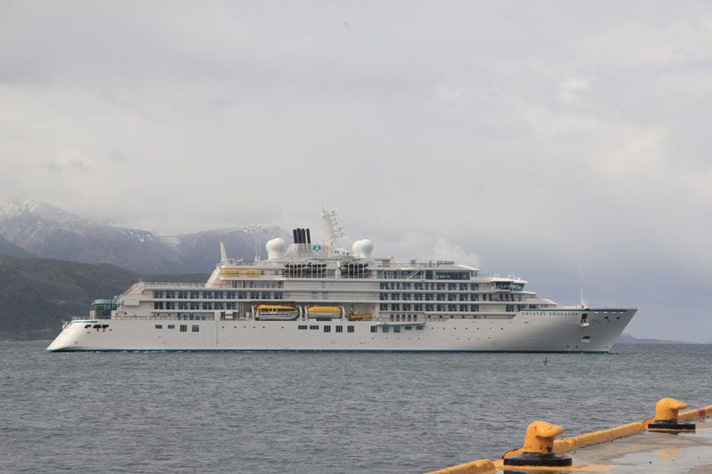 El Crystal Endeavor recibió el alta epidemiológica y partió hacia la Antártida