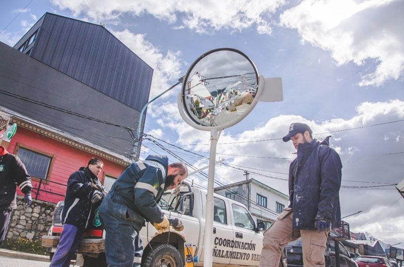  El Municipio de Ushuaia colocó espejos parabólicos en esquinas de la ciudad