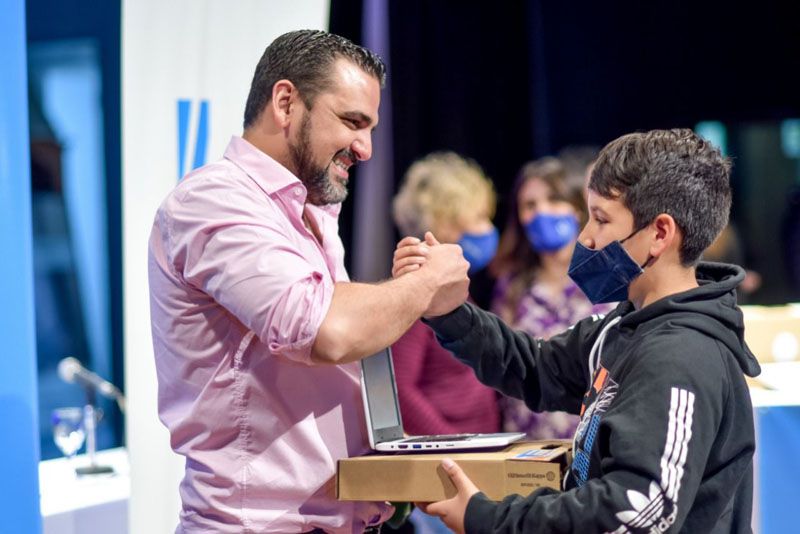 Vuoto entregó computadoras a alumnos de escuelas experimentales