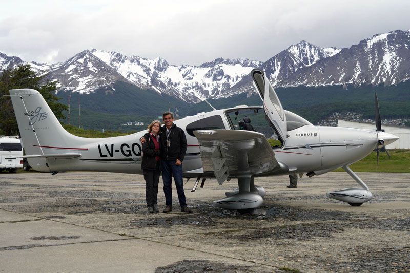 Aviadores pasaron por Ushuaia antes de finalizar su vuelta al mundo 
