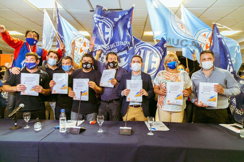 El Gobierno y sindicatos firmaron el nuevo convenio colectivo de trabajo El Gobierno y sindicatos firmaron el nuevo convenio colectivo de trabajo