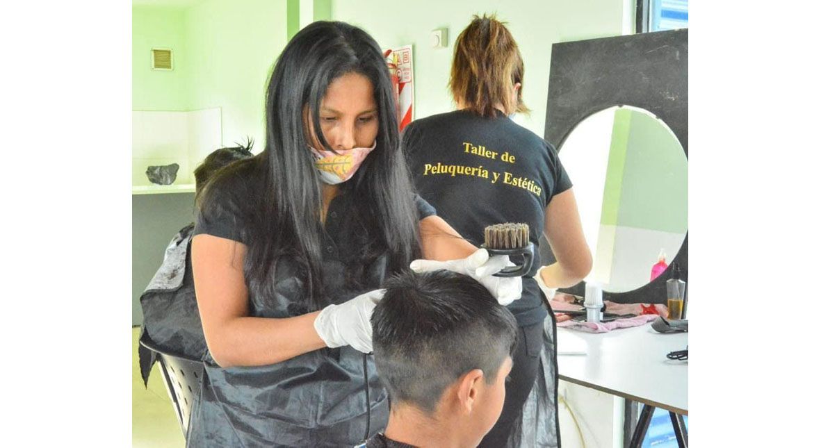 Más de 100 vecinos participaron de la maratón solidaria ‘Corte de Pelo para las Familias’