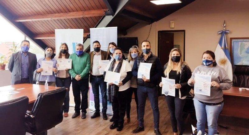 Trabajadores municipales recibieron certificados de capacitación y formación 