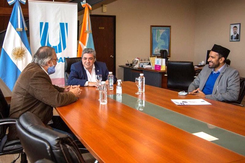 Funcionarios municipales recibieron al Presidente de la Comunidad Musulmana Ahmadía