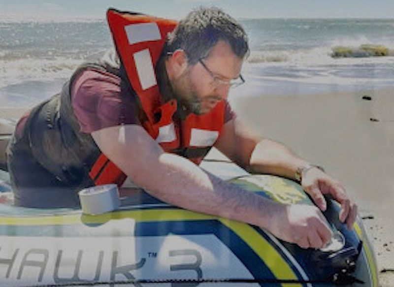 Intensa búsqueda de un docente que se internó en el mar