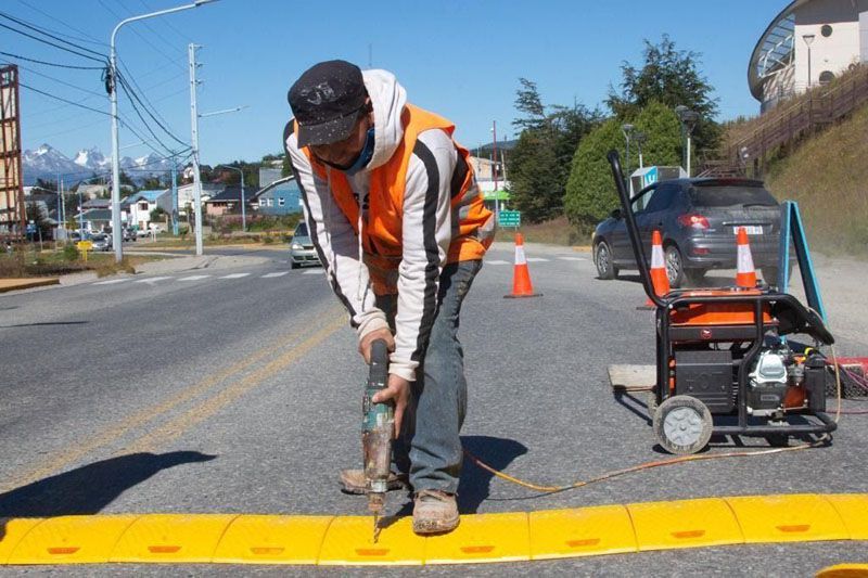 Se instalaron reductores de velocidad frente al Polivalente de Arte