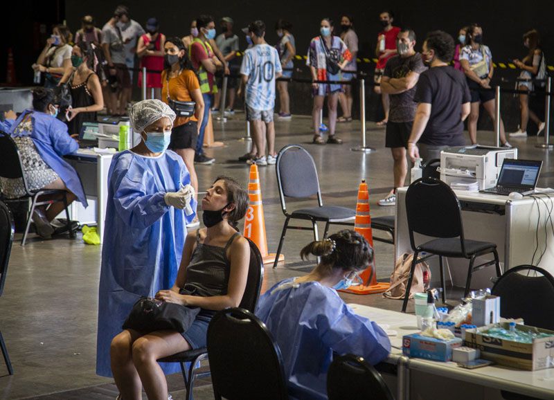 Sigue cediendo la tercera ola: reportaron 25.406 contagios y otras 259 muertes por Coronavirus 