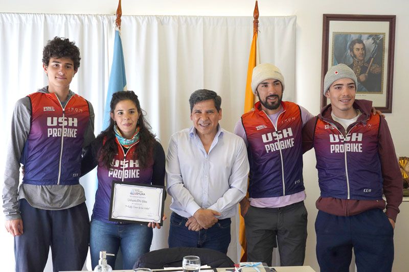 Pino entregó un reconocimiento a la agrupación de ciclistas ‘Ushuaia Pro Bike’