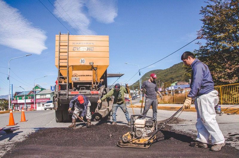 La Municipalidad de Ushuaia realizó trabajos de bacheo en avenida Alem