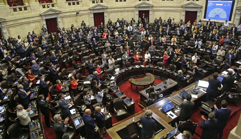 En un escenario de extrema tensión interna, el oficialismo encara la recta final para sellar el acuerdo con el FMI