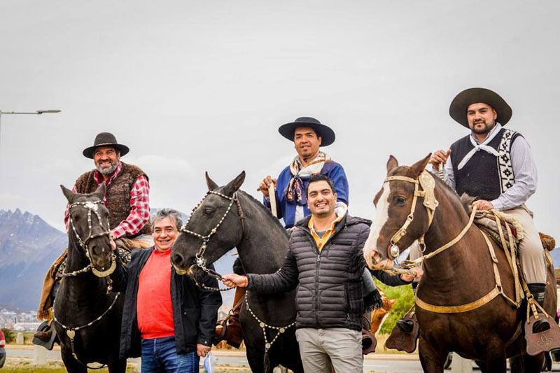 Autoridades municipales participaron del desfile por el Día del Caballo Fueguino