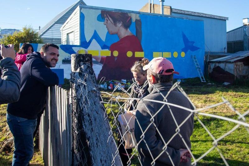 Vuoto recorrió los murales que se realizan en Ushuaia