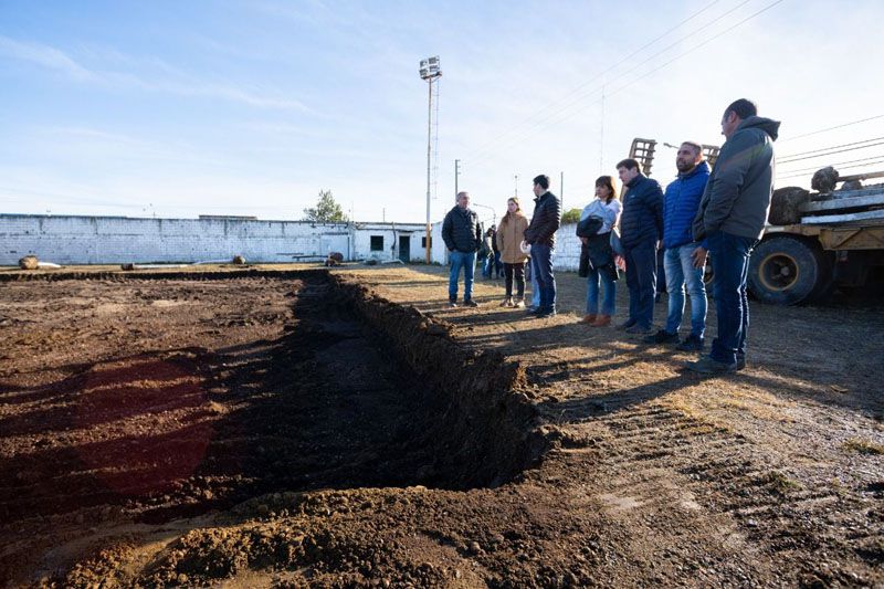 Melella recorrió el inicio de obra de la cancha del Club San Martín 