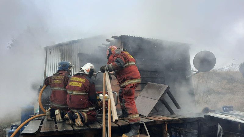 Dos hermanos resultaron ilesos tras incendiarse su casa