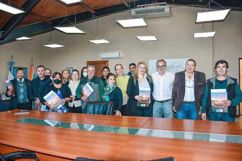 Entrega de títulos de propiedad a vecinos de La Oca y Kaikén