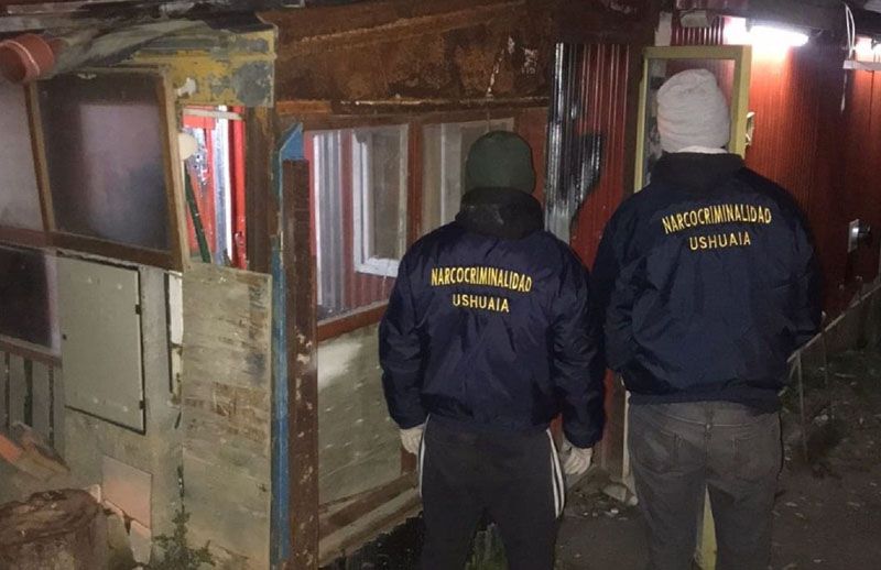 Vendían droga a bordo de un vehículo de alquiler y fueron detenidos