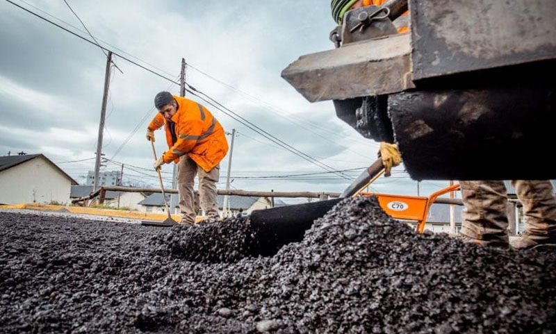 Continúan los trabajos de reparación de la trama vial con maquinaria propia 