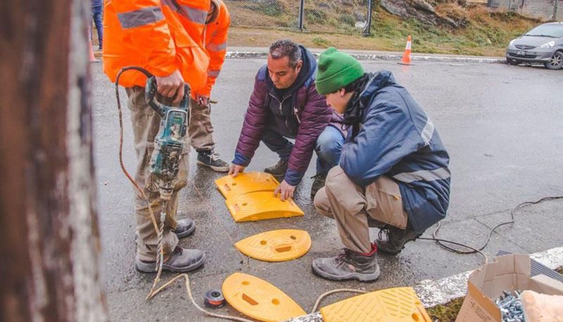 Colocaron reductores de velocidad en el acceso al colegio Sobral