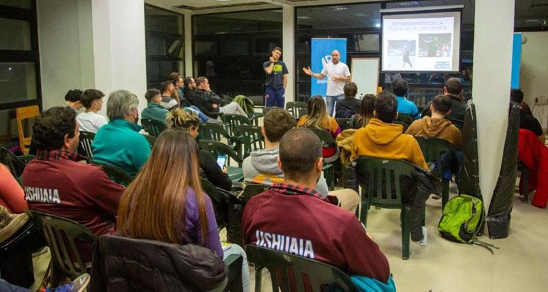 Más de 250 dirigentes deportivos se capacitan en entrenamiento de fuerza