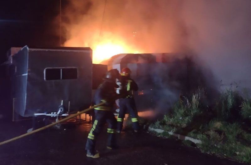 Una casilla rodante se incendió y afectó una vivienda en donde dormía un hombre y su hija 