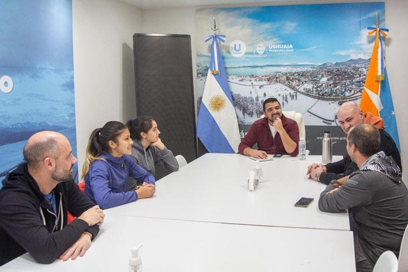 Vuoto recibió a las campeonas atletas Antonella Ojeda y Renata Godoy