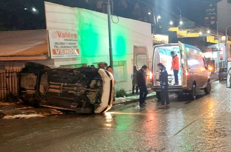 Choque y vuelco en pleno centro