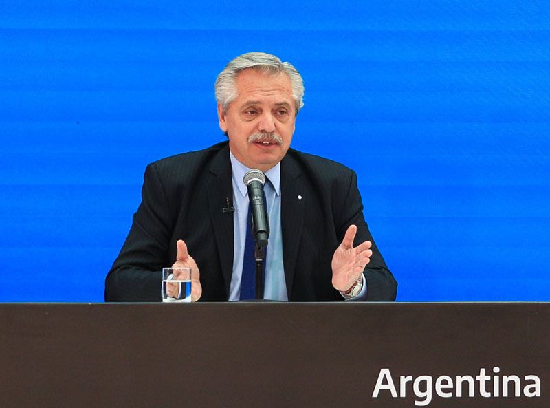 Fernández apuntó contra los turistas que compran dólares para viajar "y hacen subir el dólar blue