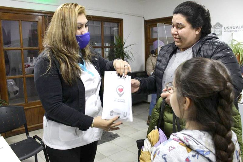 El equipo de Salud municipal entregó anteojos recetados a vecinos de la ciudad